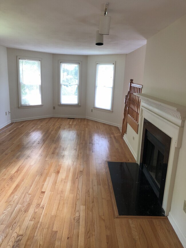 Building Photo - 16 Village Victoria