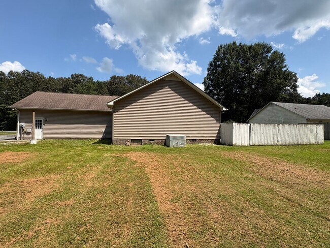 Building Photo - 671 Circle Dr