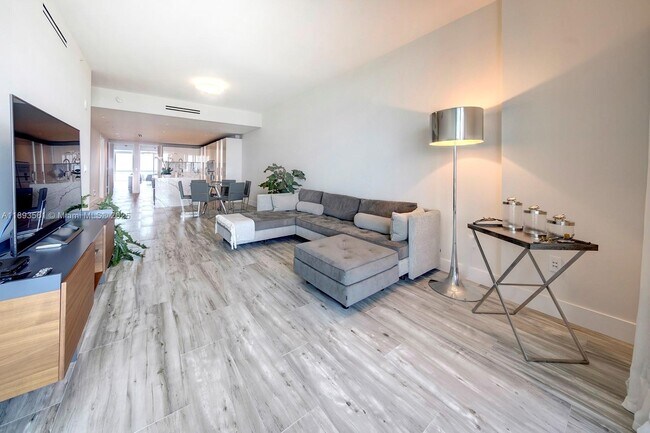 Building Photo - 10203 Collins Ave