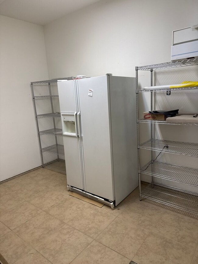 Building Photo - Nice large country setting close to town