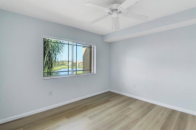 Building Photo - 181 SW Palm Dr