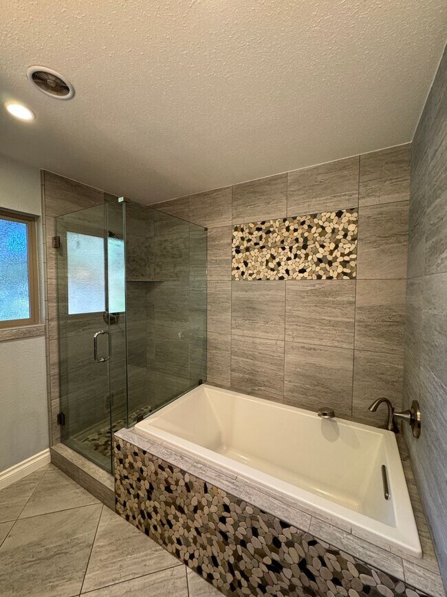 Building Photo - Gorgeous Single Level Home with Pool in Al...