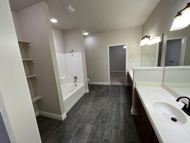 Building Photo - 101 Oakwood Dr
