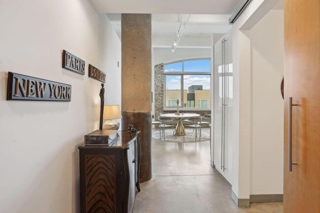 Building Photo - 700 N Washington Ave