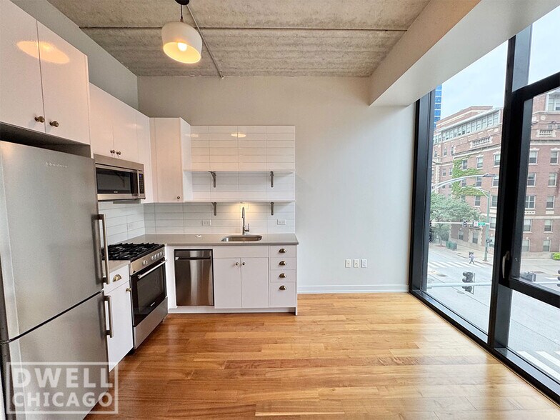 Building Photo - 640 N La Salle Dr