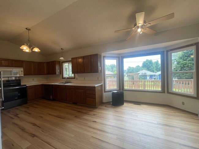 Building Photo - Home in Omaha for rent!