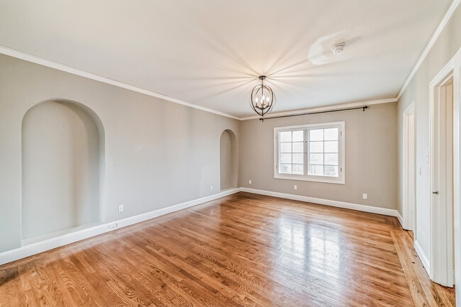Building Photo - 496 Crestlake Dr