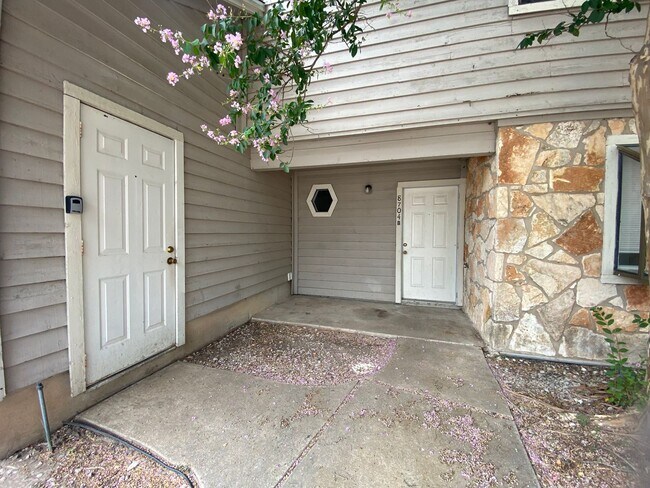 Building Photo - Cozy 2 bd/2.5 bath NW Austin Home