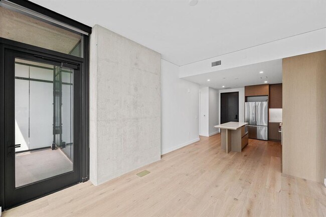 Building Photo - 610 Davis St