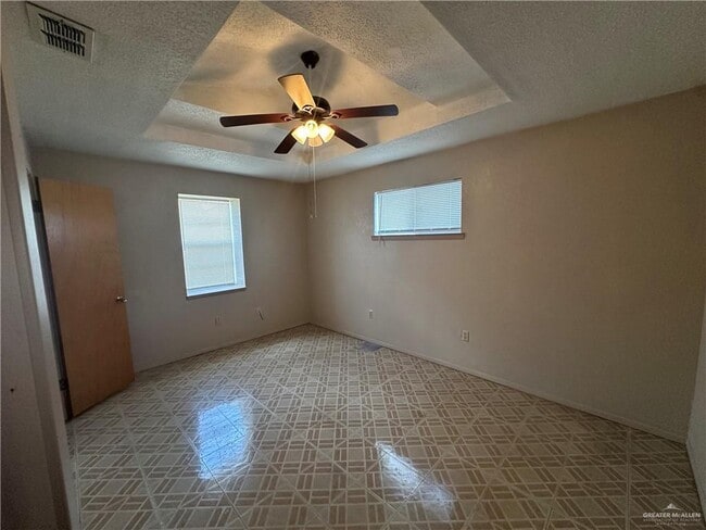 Building Photo - 11 Cll De Amistad