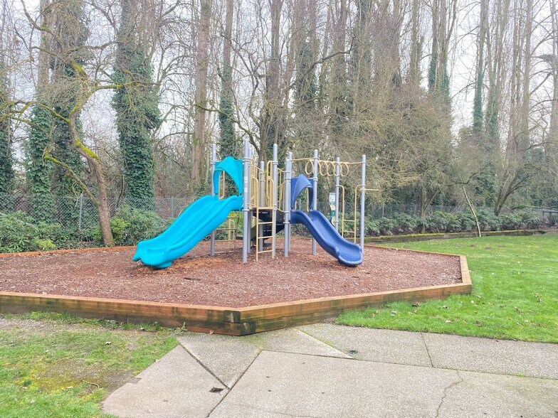 Building Photo - Fantastic location for this spacious 2 lev...