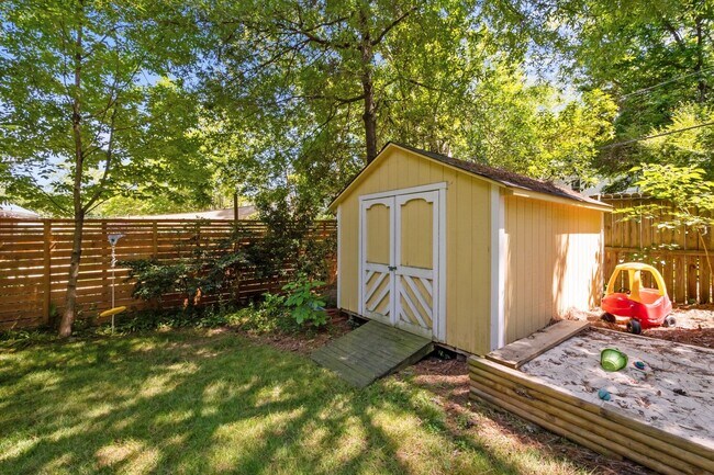 Building Photo - Stunning Historic 4-bedroom home in W Trin...