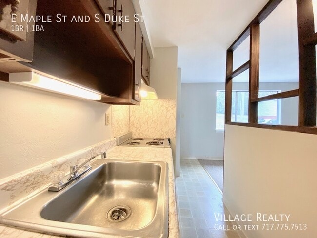 Building Photo - 509 E Maple St