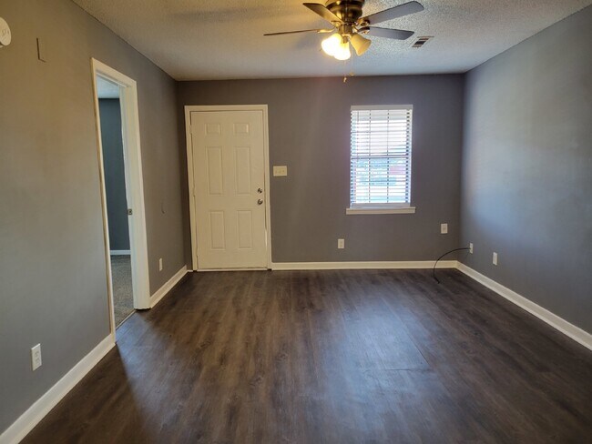Building Photo - "Charming 2-Bedroom Haven on Glenn Street – Cozy Comfort Awaits in Decatur!"