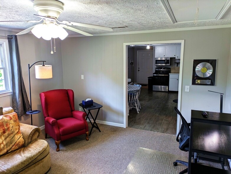 Building Photo - 401 Kingwood Dr