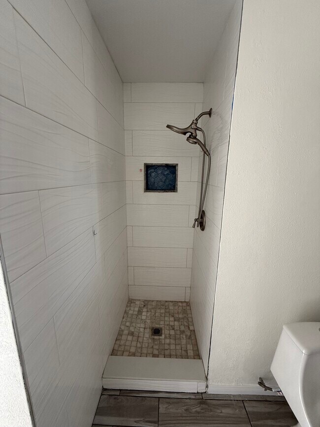 Shower - 118 W Santa Fe Ave