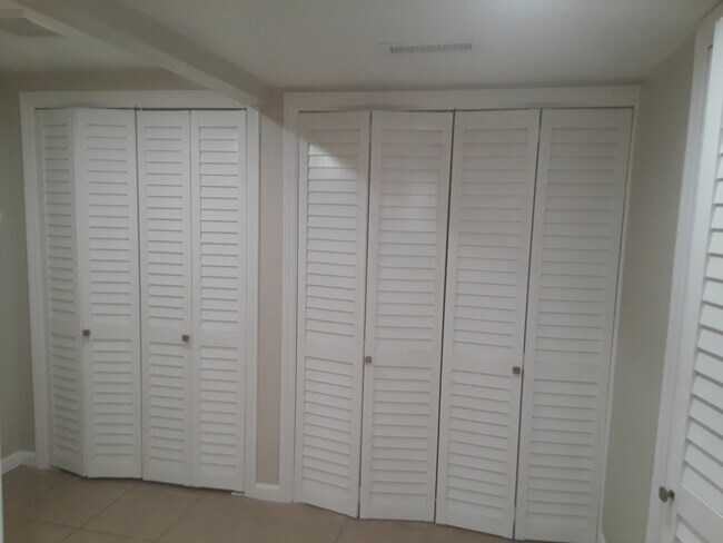 Linen Closets - 2043 Altamont Rd