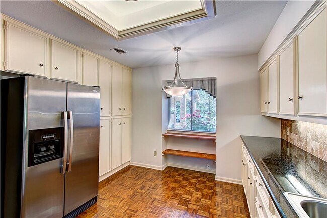 Building Photo - 11121 Pinehurst Dr