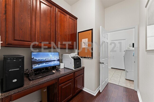 Building Photo - Beautifully Maintained, 2-Story 5/3.5/3 Ne...