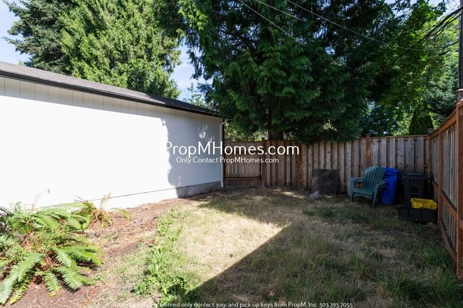 Building Photo - Updated Two Bedroom Duplex in Sellwood - Garage Included!