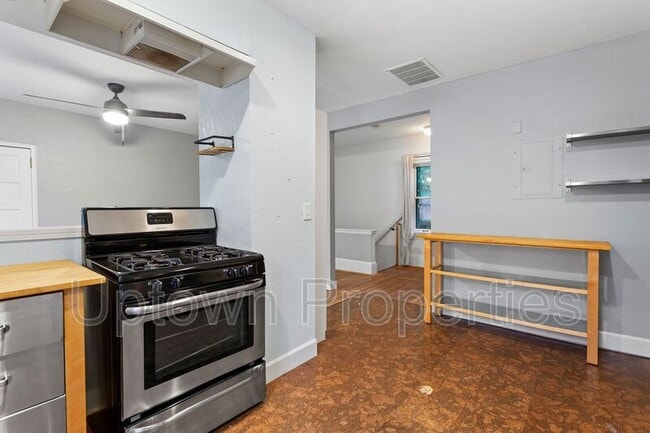 Building Photo - 2424 SE Yamhill St