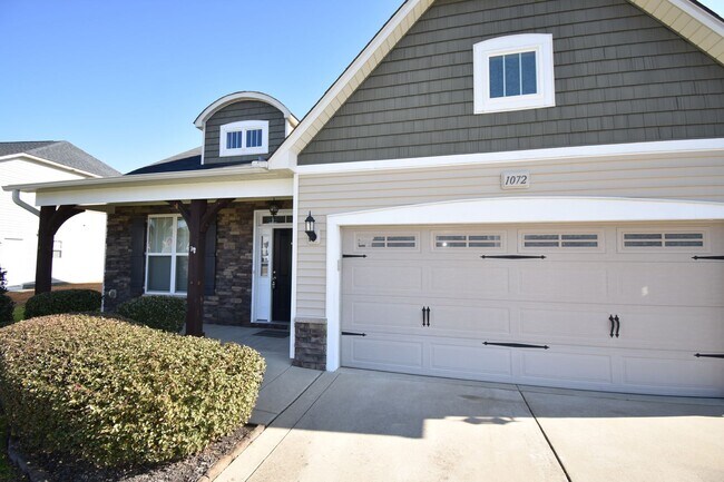 Building Photo - 4 Bedrooms and 2.5 Bath in Patriot Park Vi...