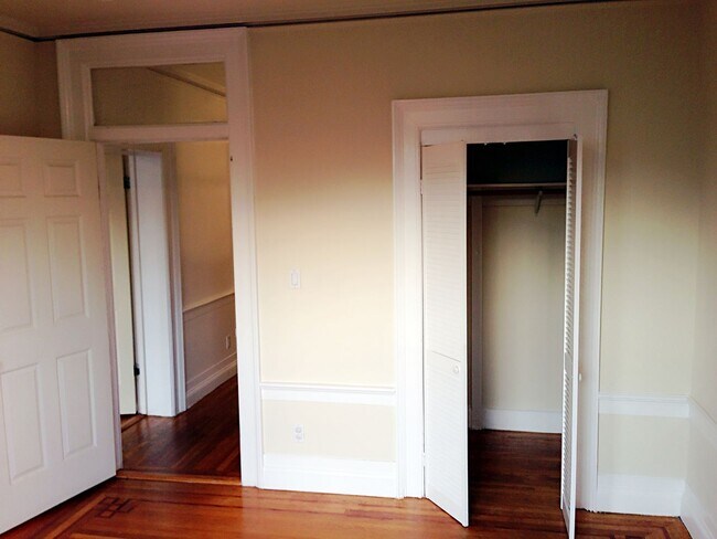 Building Photo - Room for rent!