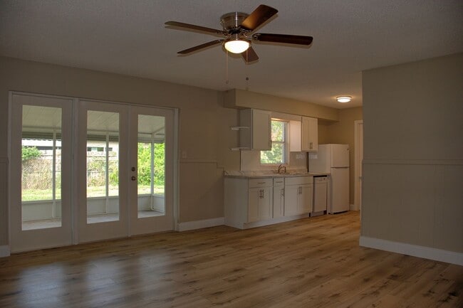 Building Photo - 4 bedroom 2 bath  single-family home in Co...