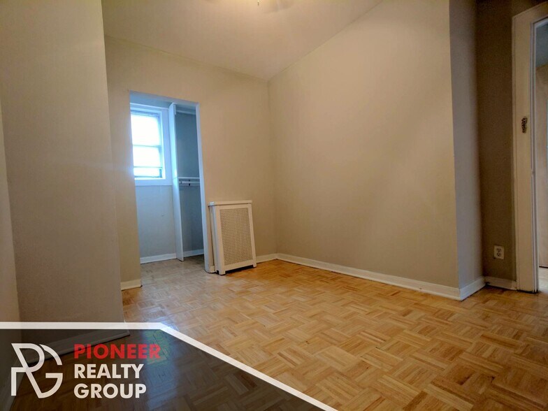 Building Photo - 739 W Belmont Ave