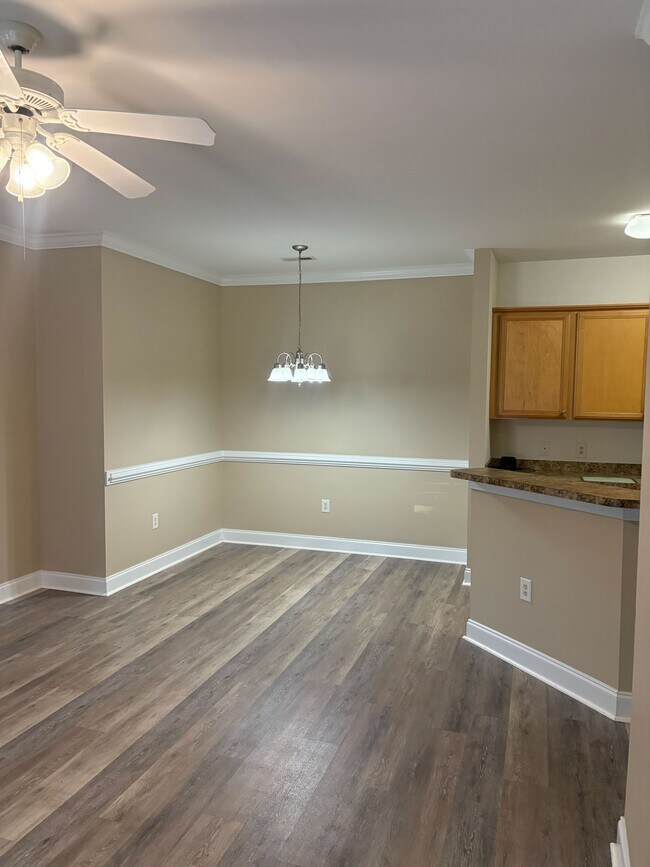 Building Photo - 2037 Silvercrest Dr