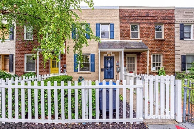 Building Photo - Sunny 2-Bedroom + Den  in SW Waterfront! - Parking included
