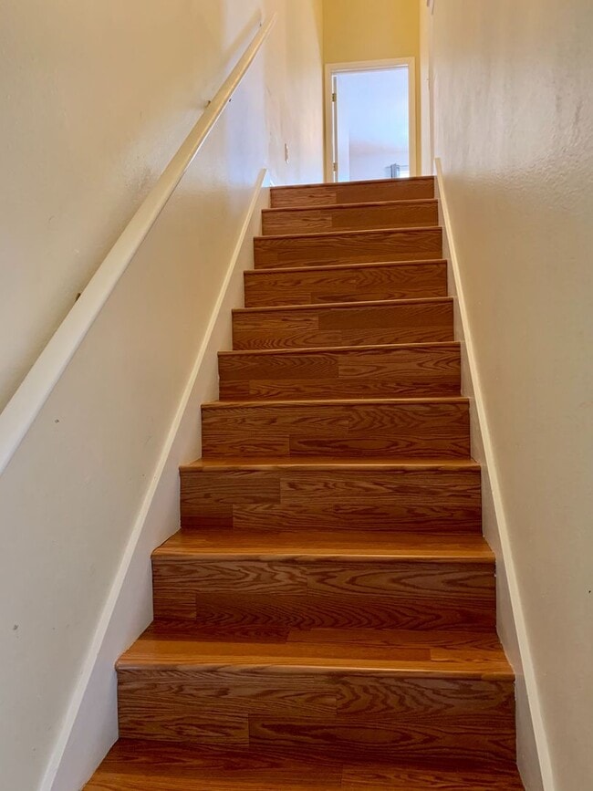 Building Photo - SPACIOUS, BEAUTIFUL 3 BEDROOM 2.5 BATH TOW...