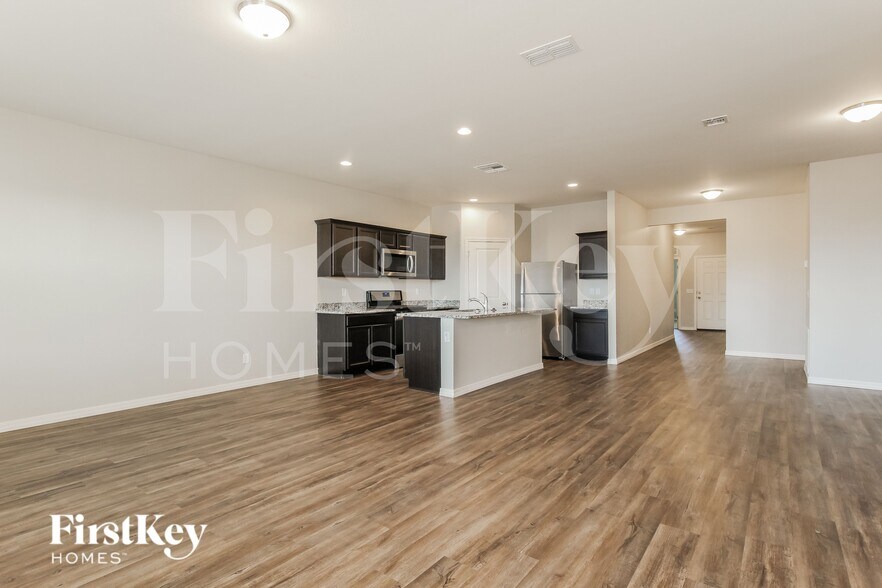 Building Photo - 20037 W Mesquite Dr