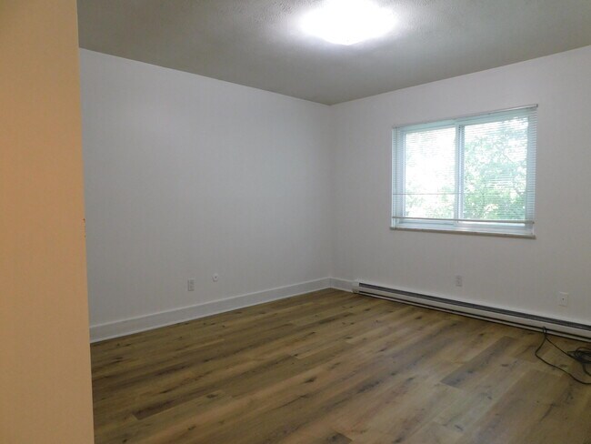 Building Photo - 245 Brookridge Ct