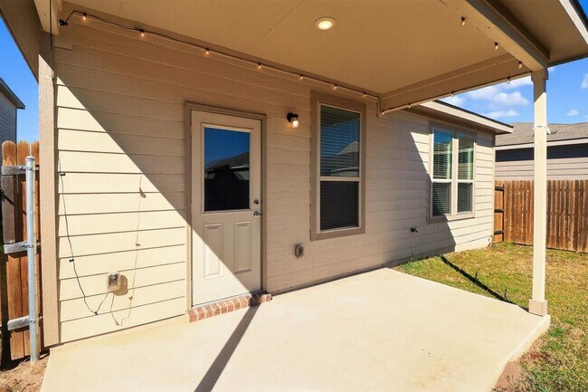 Building Photo - 137 Miracle Dr