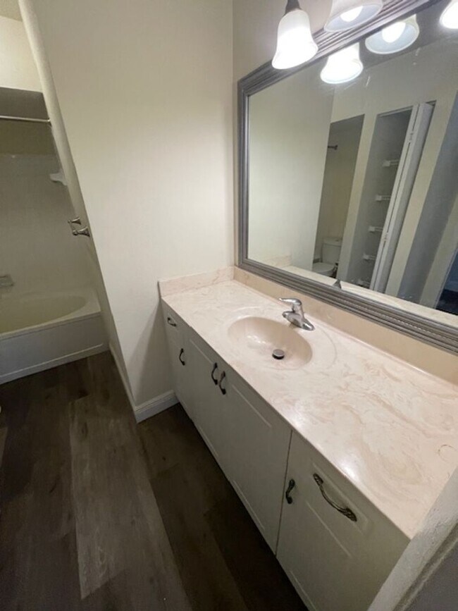 Building Photo - Palm Lakes Condo