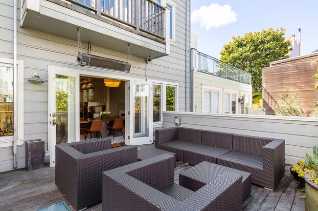 Building Photo - 2866 Pine St