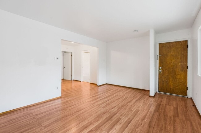 Building Photo - Spacious 1-Bedroom Apartment in South Shat...