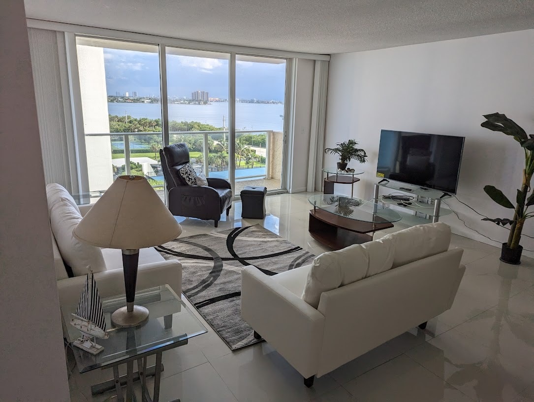Building Photo - 5440 N Ocean Dr