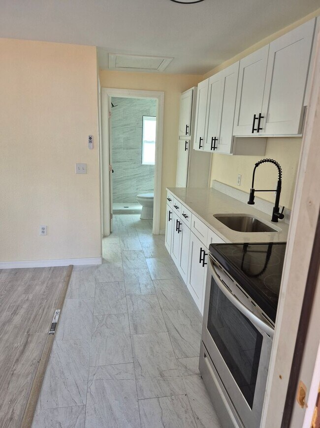 Building Photo - Updated 1 Bedroom Residence Near Downtown St. Pete