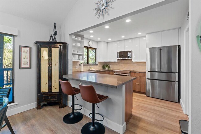 Building Photo - 2200 Homedale Dr