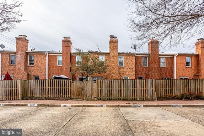 Building Photo - 839 N Greenbrier St