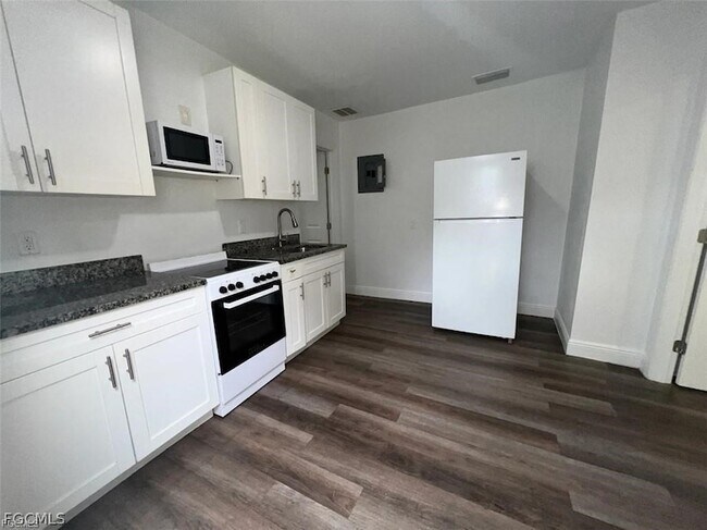 Building Photo - 4180 Sabal Ln