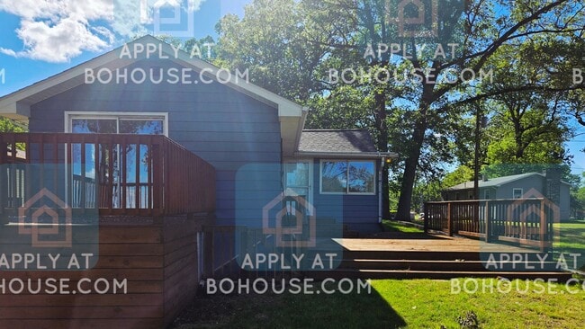 Building Photo - LAKEFRONT 2 BEDROOM HOME W/OFFICE!
