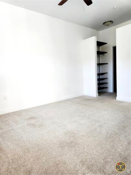 Building Photo - 5401 S Park Terrace Ave