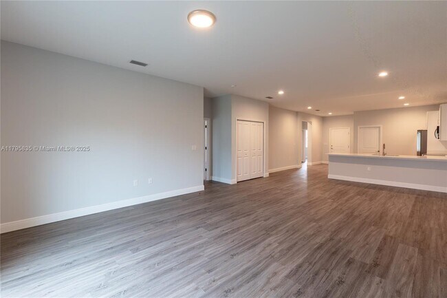 Building Photo - 8450 Dinnano St