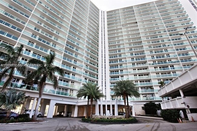 Building Photo - 100 Bayview Dr