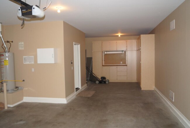 Building Photo - A must-see, amazing 4 Bed 3 Bath, 3 Car Garage, Single Family Home, Community Pool!