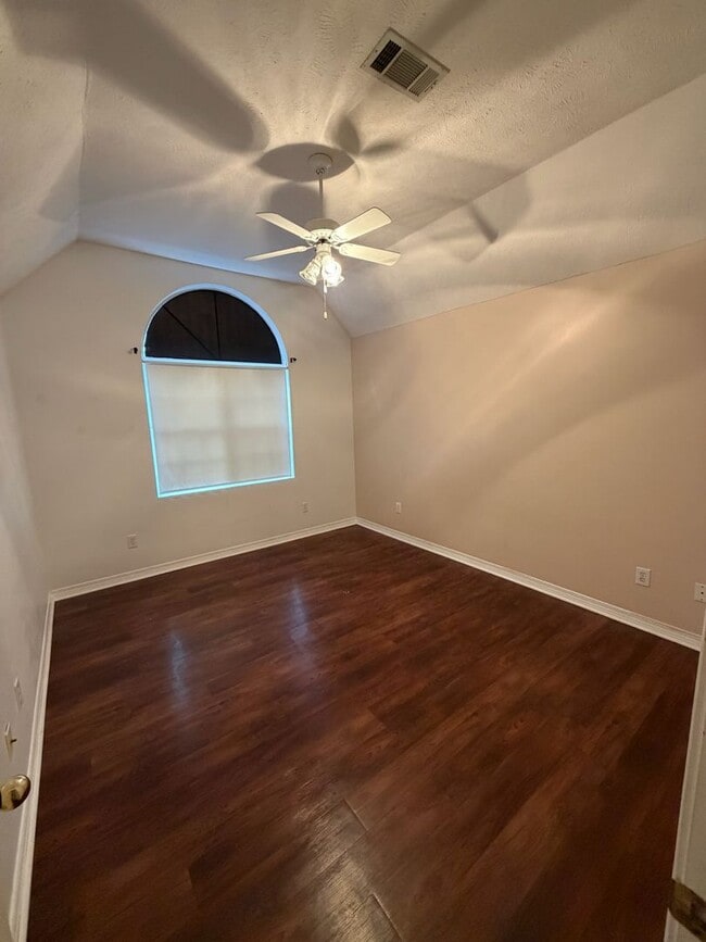 Building Photo - 2 story 3 bed/ 2.5 bath home