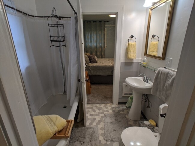 Building Photo - Fully furnished 1 bed 1 bath in Port Angeles